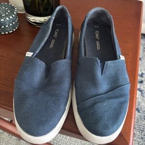 ❤️3 for $15!❤️ 
TOMS Navy Canvas Slip-Ons